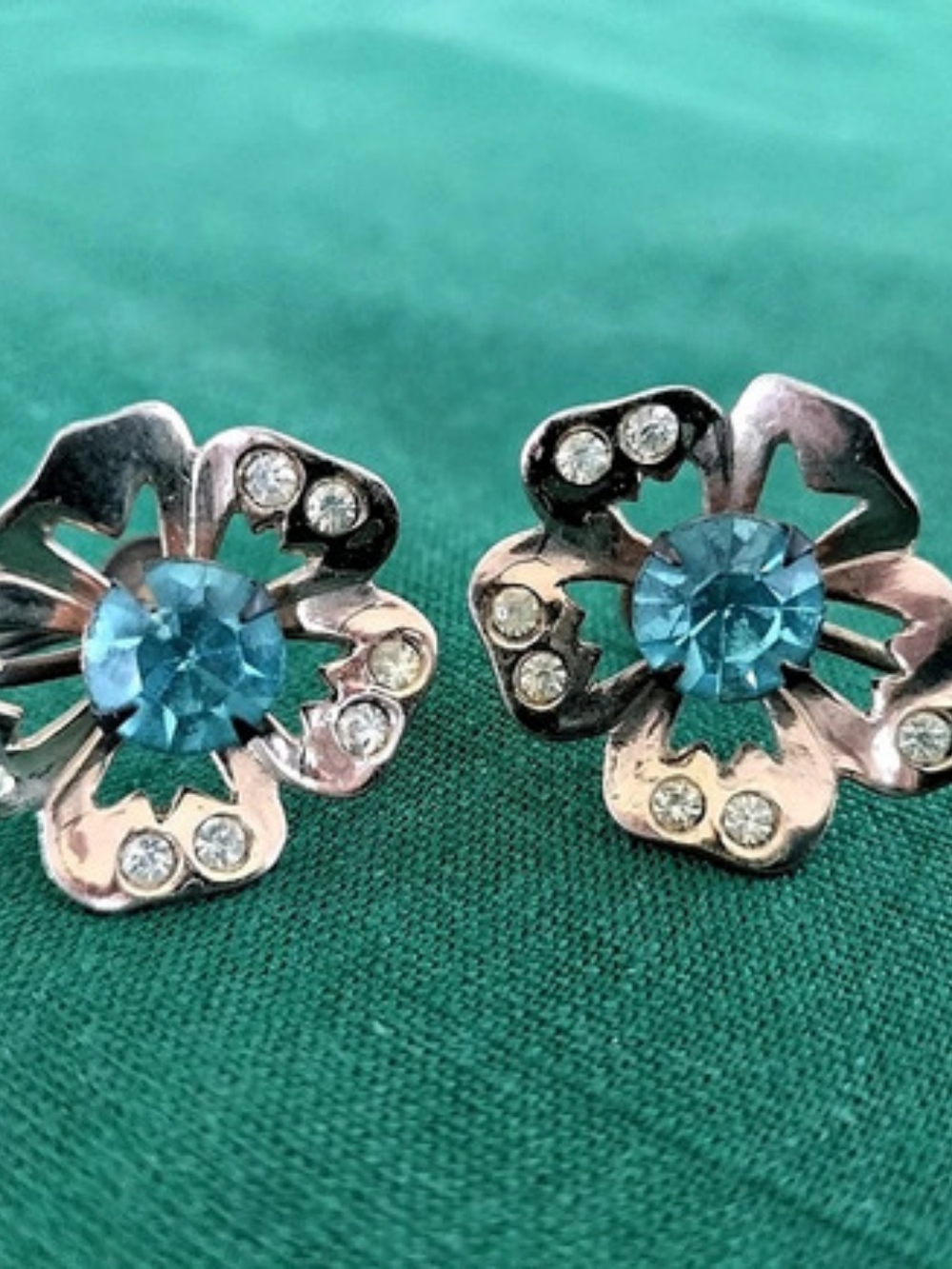 Blue Rhinestone Vintage Flower Gold Tone Screw-Back Earrings Marked Charm